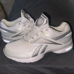 NWT Reebok Easytone Women’s Shoes Size 9